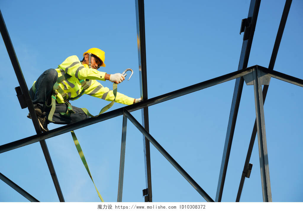 建筑工地的建筑工人系好安全带在高处工作.辛苦工作